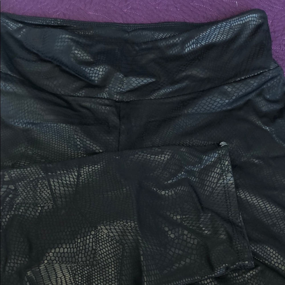 onzie Blaxk Faux Snakeskin Leggings
